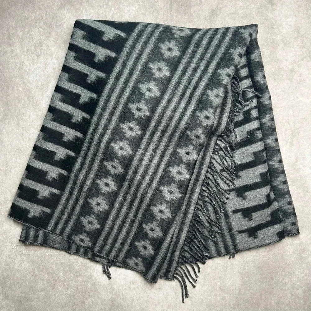 Tumi Alpaca Wool Blend Llama Geometric Fringed Throw Blanket Grey Reversible